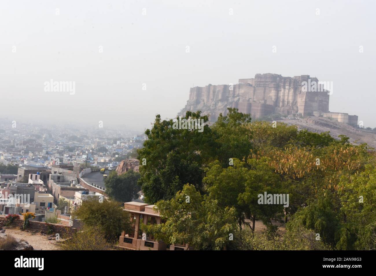 Vue sur la ville et le fort de Maherangarh sur la colline de Chidiyakut de Jodhpur Banque D'Images