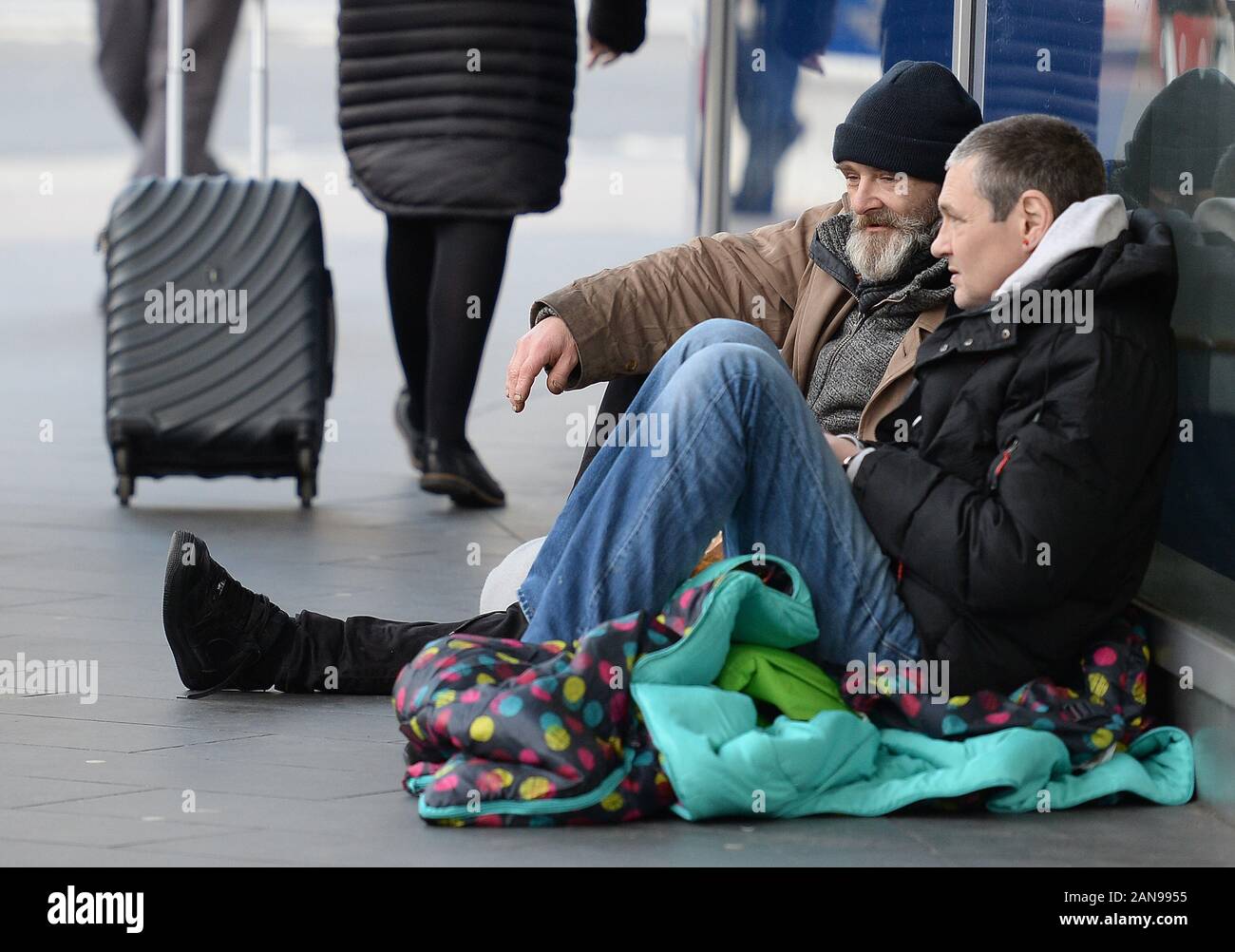 Ricky (à gauche) et John qui sont à la fois et sans-abri vivant dans la rue, dans et autour, Victoria, Londres. PA Photo. Photo date : Jeudi 16 janvier 2020. Crédit photo doit se lire : Nick Ansell/PA Wire Banque D'Images