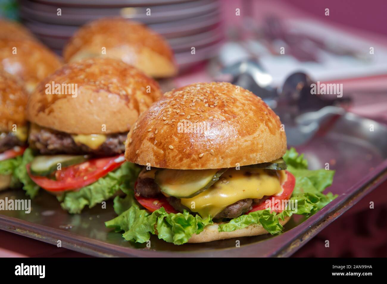 Table De Banquet Restauration Magnifiquement Decoree Avec Differents Burgers Hamburgers Sandwiches Sur Une Plaque Sur La Anniversaire Mini Ou Petit Burger Photo Stock Alamy