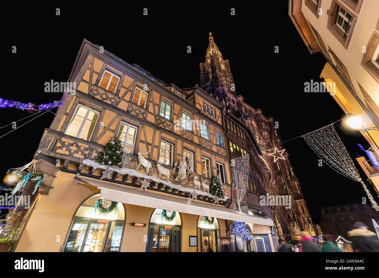 Bâtiment à colombages décorée pour Noël près de Strasbourg, France Banque D'Images
