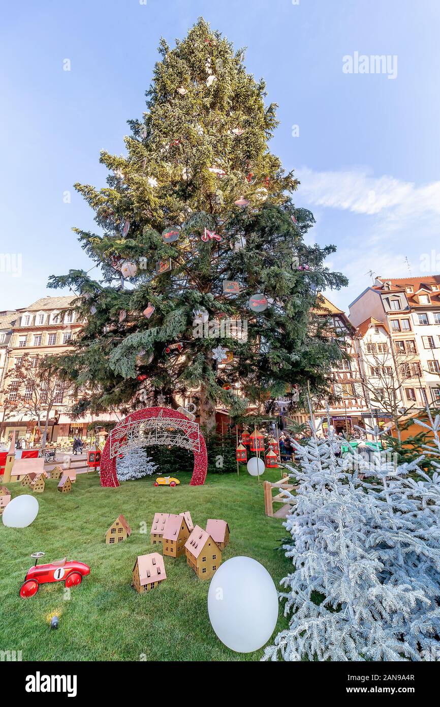 Strasbourg, France - Décembre 1,2019 : arbre de Noël dans le célèbre Marché de Noël à Strasbourg - Alsace, France Banque D'Images