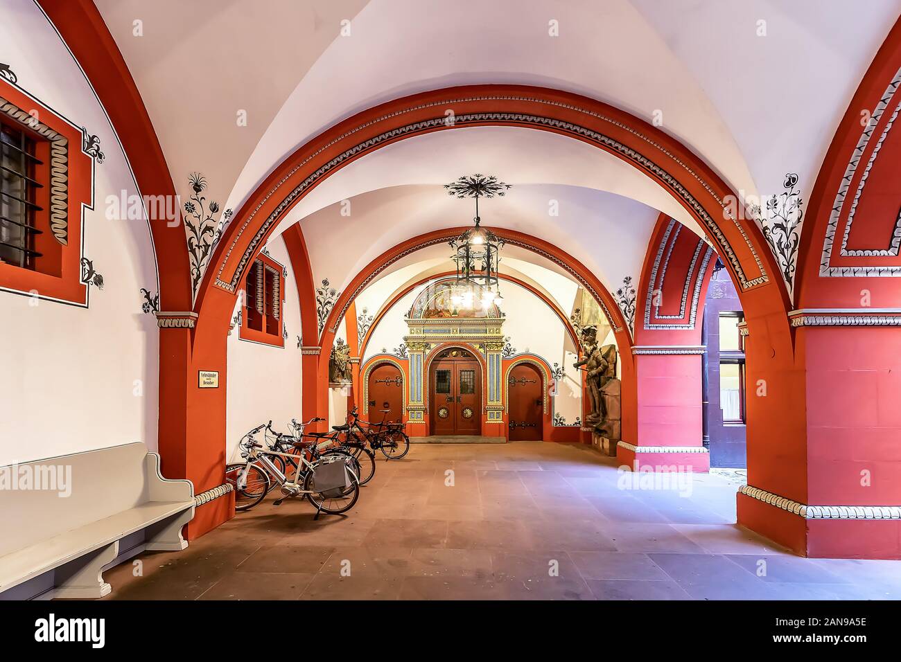 Bâle, Suisse - Décembre 6,2019 : l'historique hôtel de ville de Bâle, un bâtiment de cinq cents ans, dominant la place du marché à Bâle, Suisse Banque D'Images