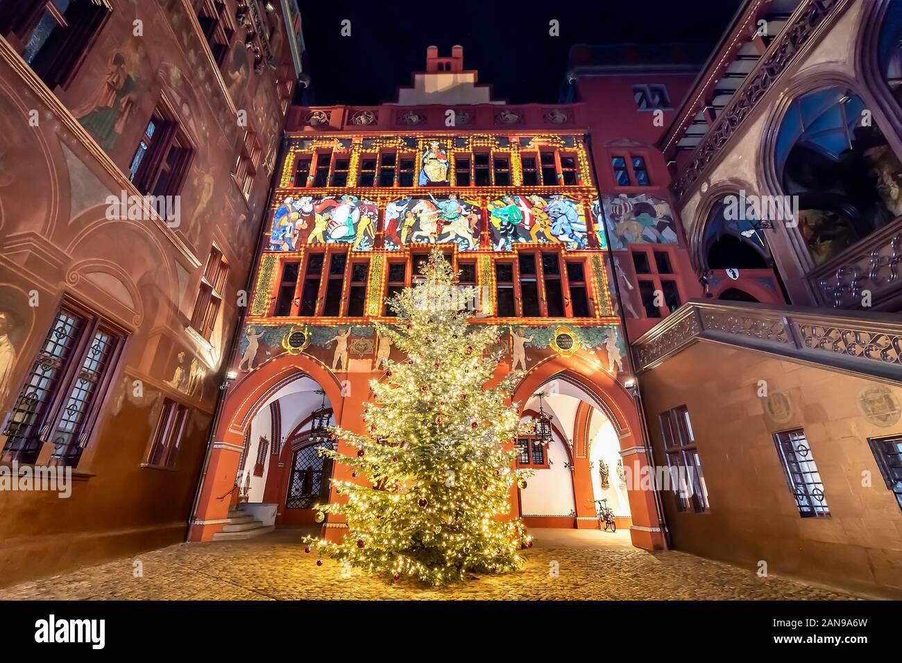 Arbre de Noël à l'hôtel de ville de Bâle, un bâtiment de cinq cents ans, dominant la place du marché à Bâle, Suisse Banque D'Images