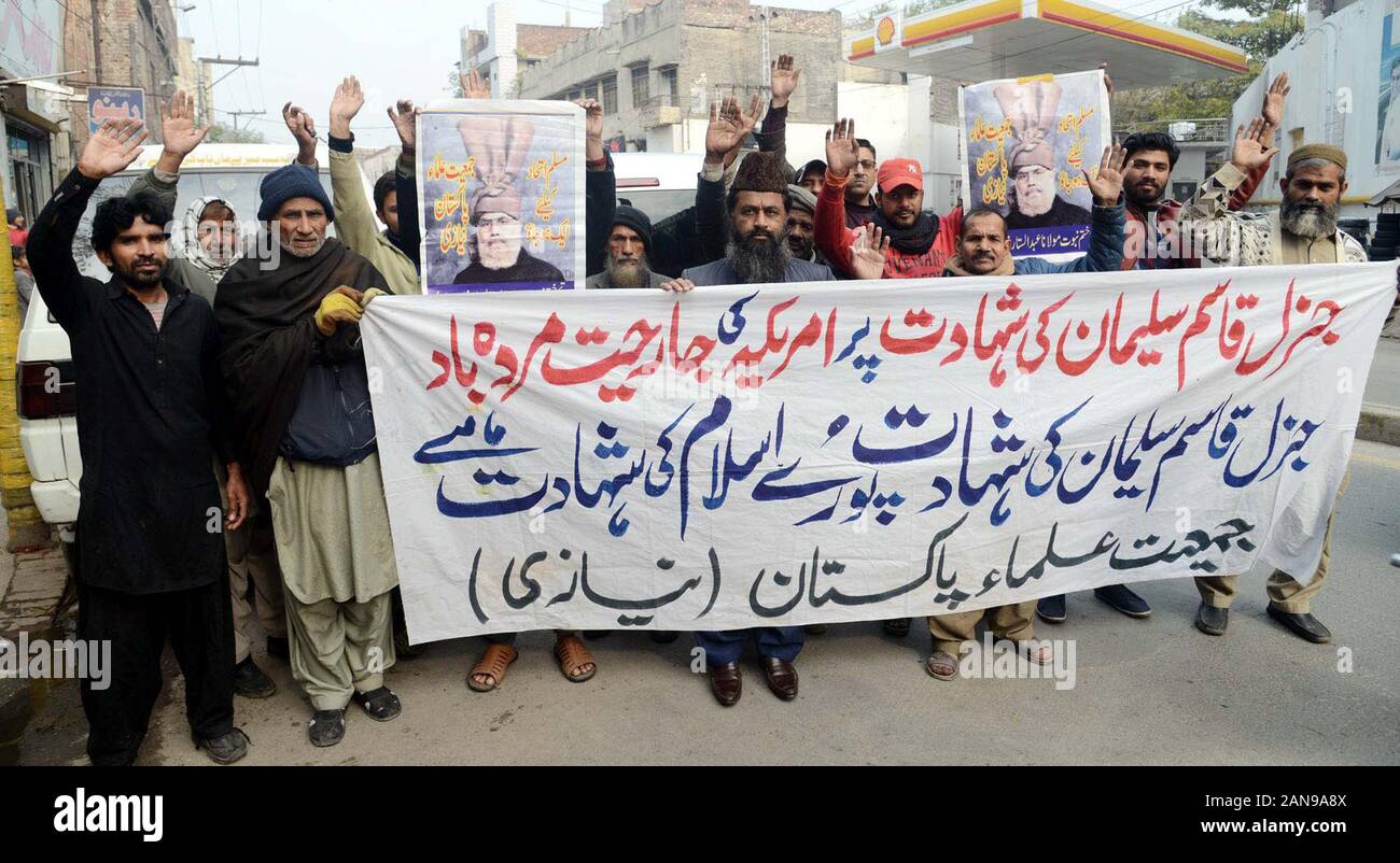 Les militants du Jamiat Ulema-e-Islam (Niyazi) organisent manifestation de protestation contre l'assassinat de Major-général Qassim Suleimani iranien dans une attaque américaine à Bagdad, à Lahore le Jeudi, Janvier 16, 2020. Banque D'Images