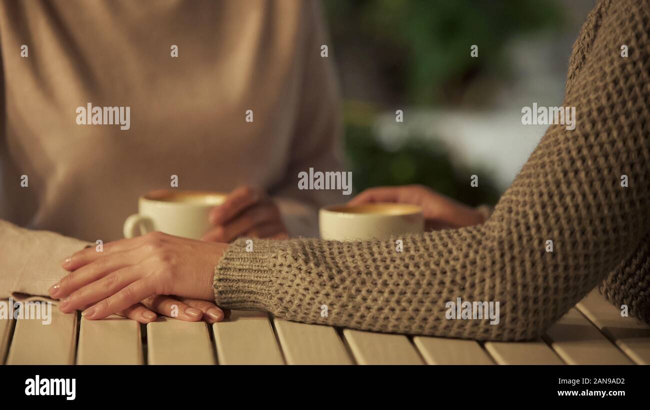 Couvrant les mains libre, ami de soutien d'amitié, d'étroites relations, confiance Banque D'Images