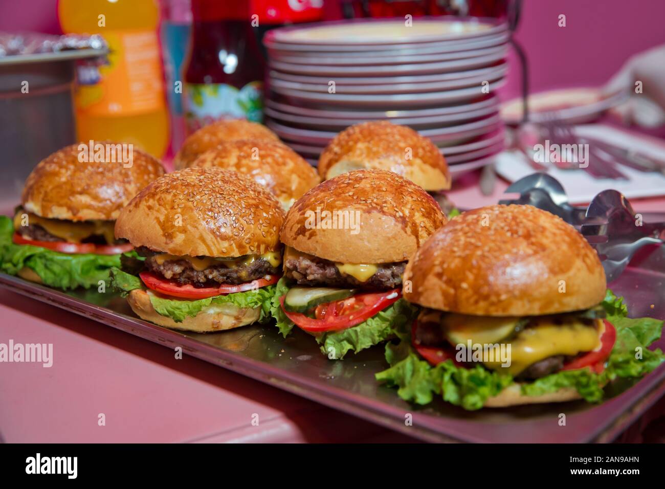 Table de banquet Restauration magnifiquement décorée avec différents burgers  hamburgers sandwiches sur une plaque sur la anniversaire . Mini ou Petit  Burger Photo Stock - Alamy