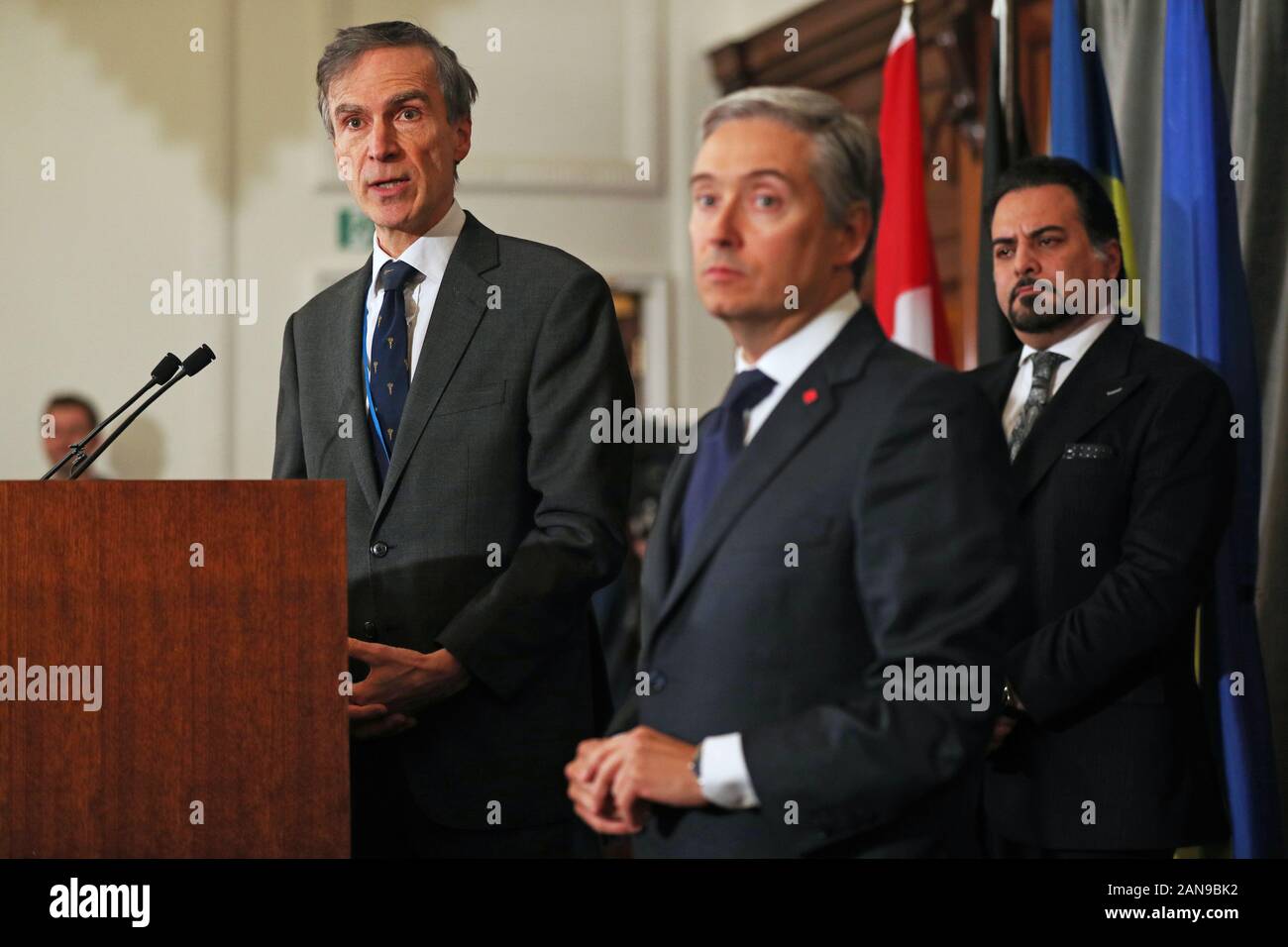 (De gauche à droite) Dr Andrew Murrison, Ministre pour le Moyen-Orient et l'Afrique du Nord, Francois-Philippe Champagne, ministre canadien des affaires étrangères, et Idrees Zaman, le Ministre des affaires étrangères par intérim pour l'Afghanistan, au cours d'une réunion de la Coordination internationale et d'intervention en groupe pour les familles des victimes de l'Ukrainian International Airlines vol qui s'est écrasé en Iran, au Haut-commissariat du Canada à Londres. Banque D'Images