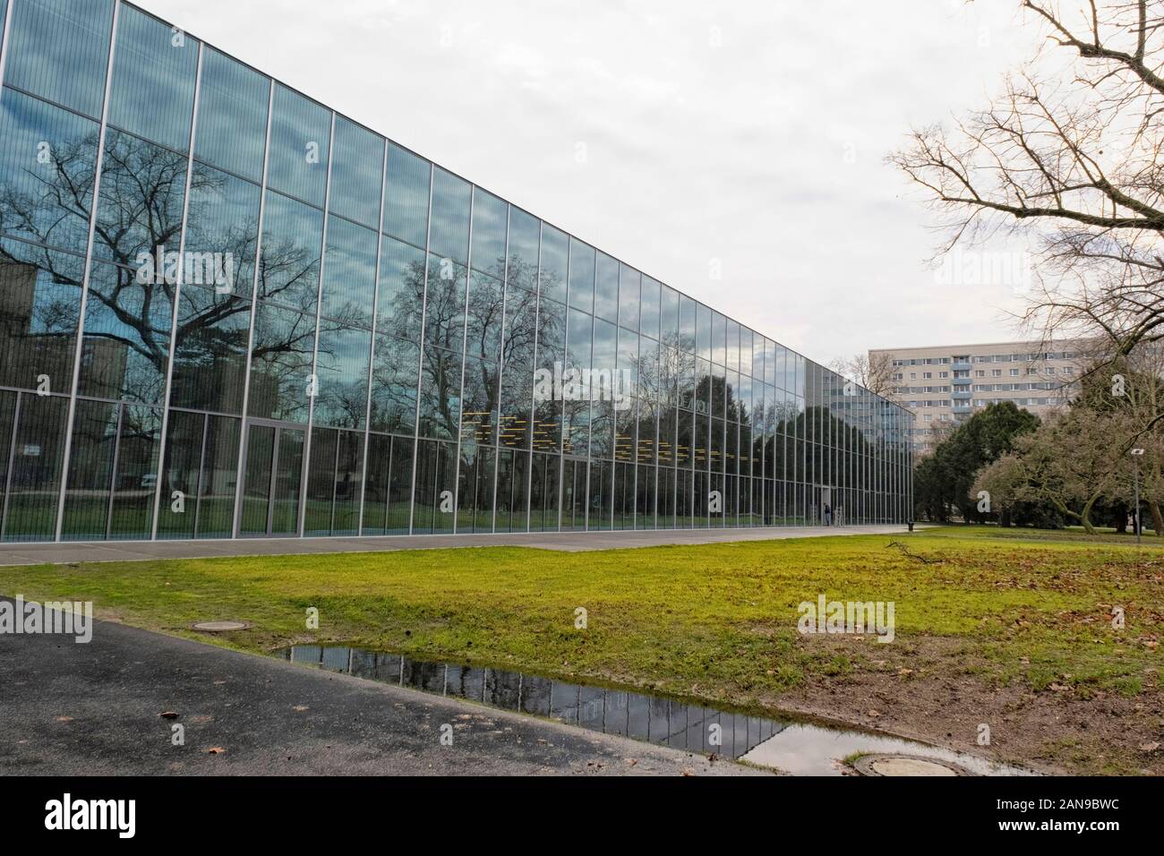 La façade arrière en verre de la marque nouveau Bauhaus Museum de Dessau-Rosslau, Allemagne. Le musée a ouvert ses portes en septembre 2019, 100 ans après le début o Banque D'Images