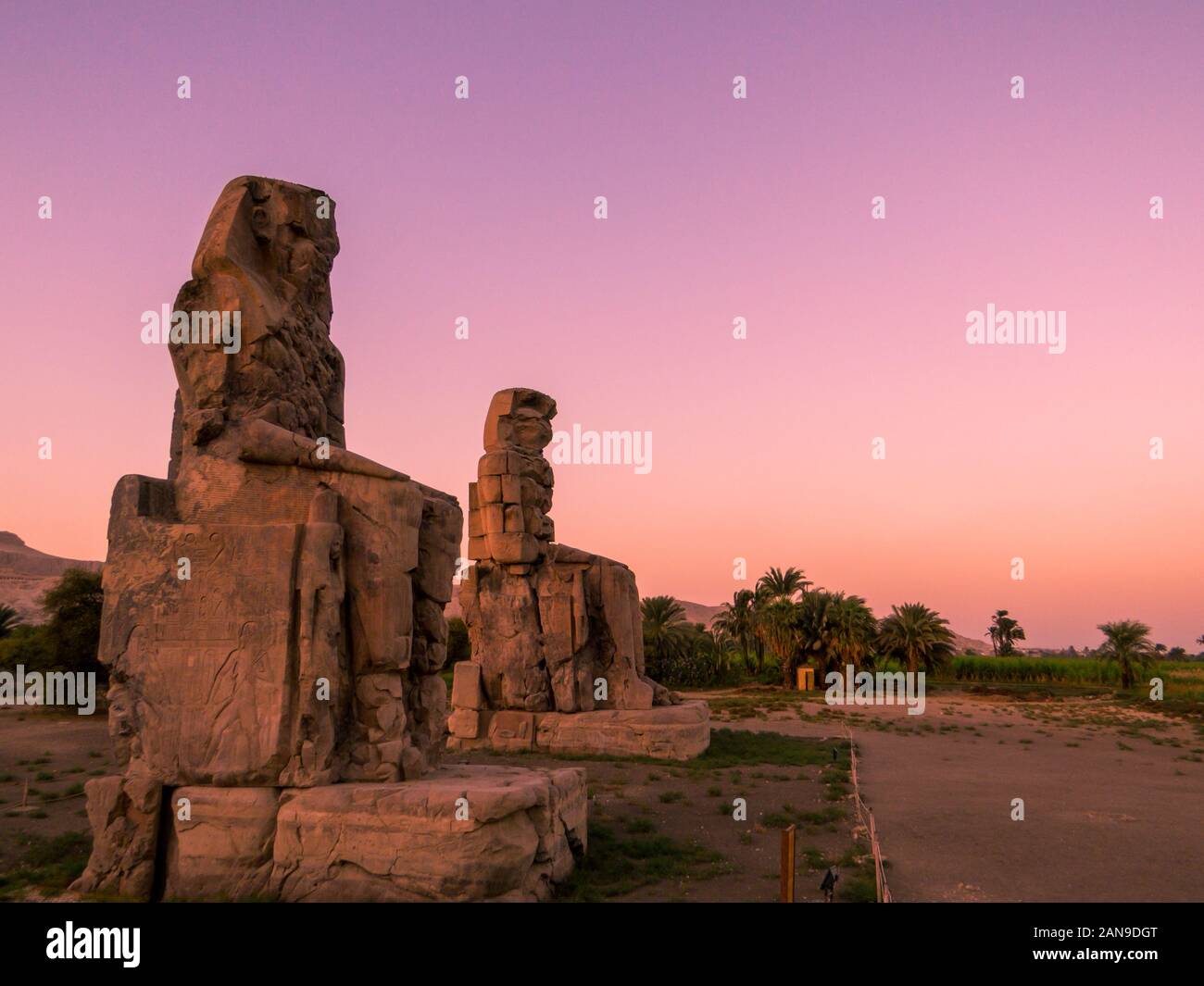 Colosses de Memnon, temple funéraire d'Amenhotep III, Luxor, Egypte Banque D'Images