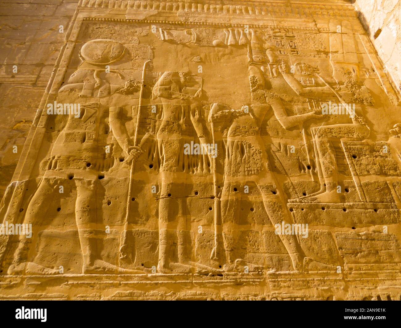 Les hiéroglyphes dans le Temple de Médinet Habou à Louxor, Egypte Banque D'Images