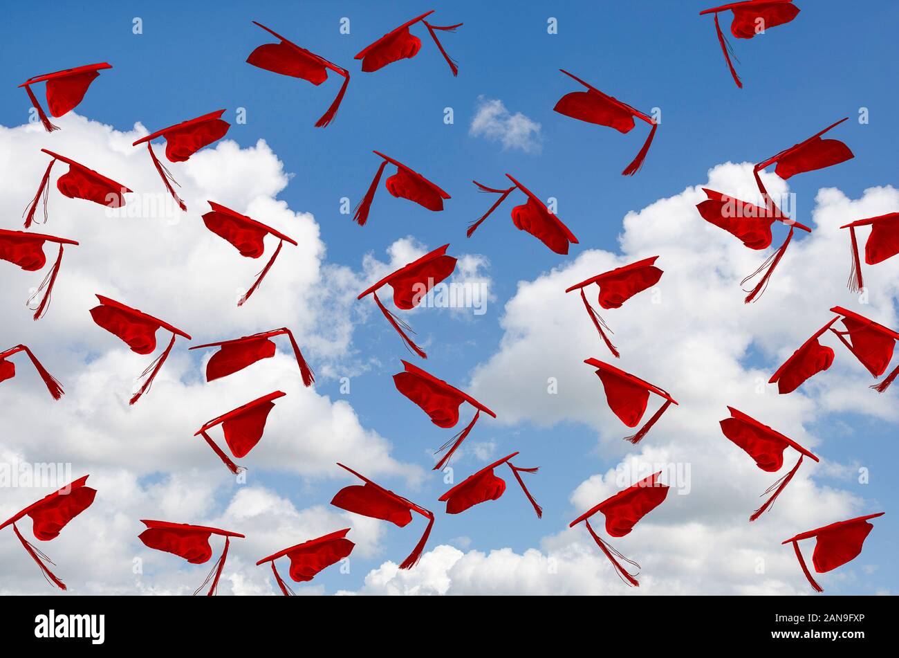 Rouge en suspension dans l'obtention du diplôme avec chapeaux glands en été, ciel bleu Banque D'Images Rouge en suspension dans l'obtention du diplôme avec chapeaux glands en été, ciel bleu Banque D'Images