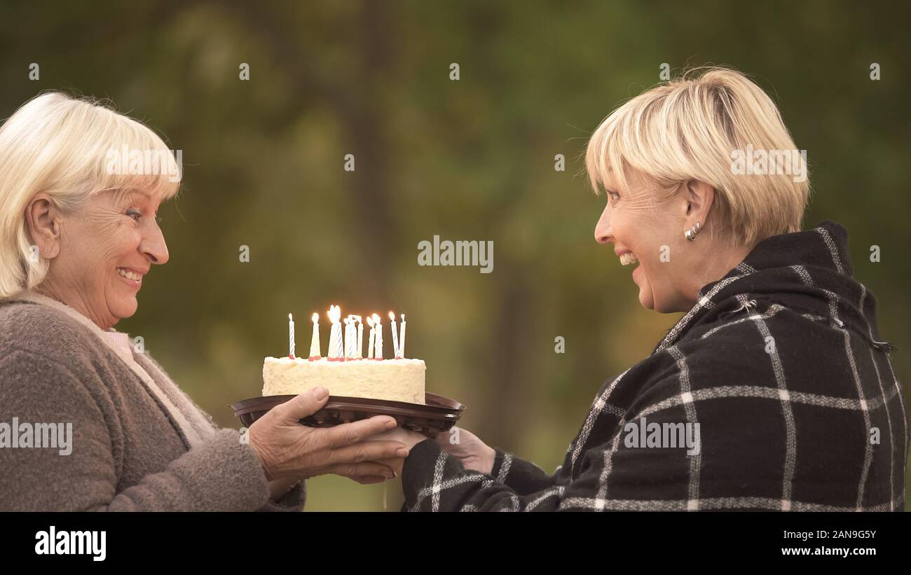 Gateau Rigolo Blague Happy Senior Femme Amie Feliciter Sur Anniversaire Photo Stock Alamy