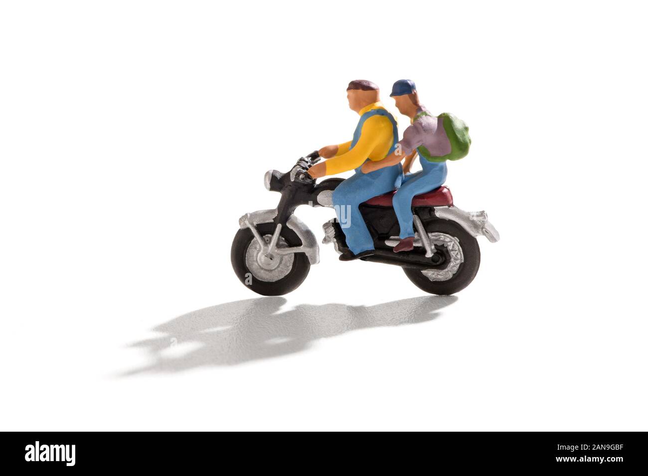 Deux hommes installés sur moto, isolé sur fond blanc avec ombre Banque D'Images