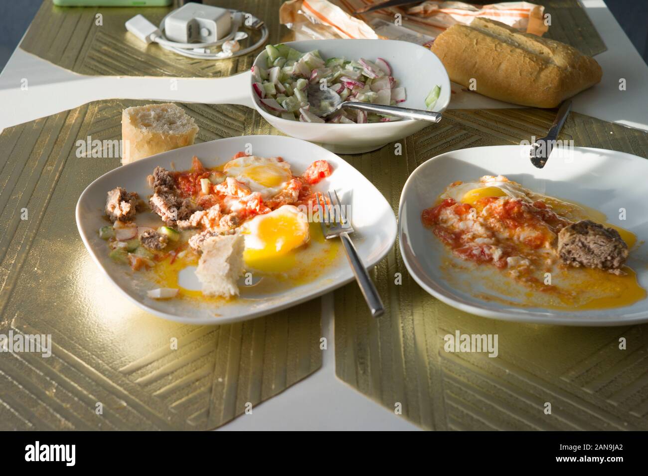 Petit-déjeuner avec bfried non fini, slald les œufs et du pain sur la table Banque D'Images
