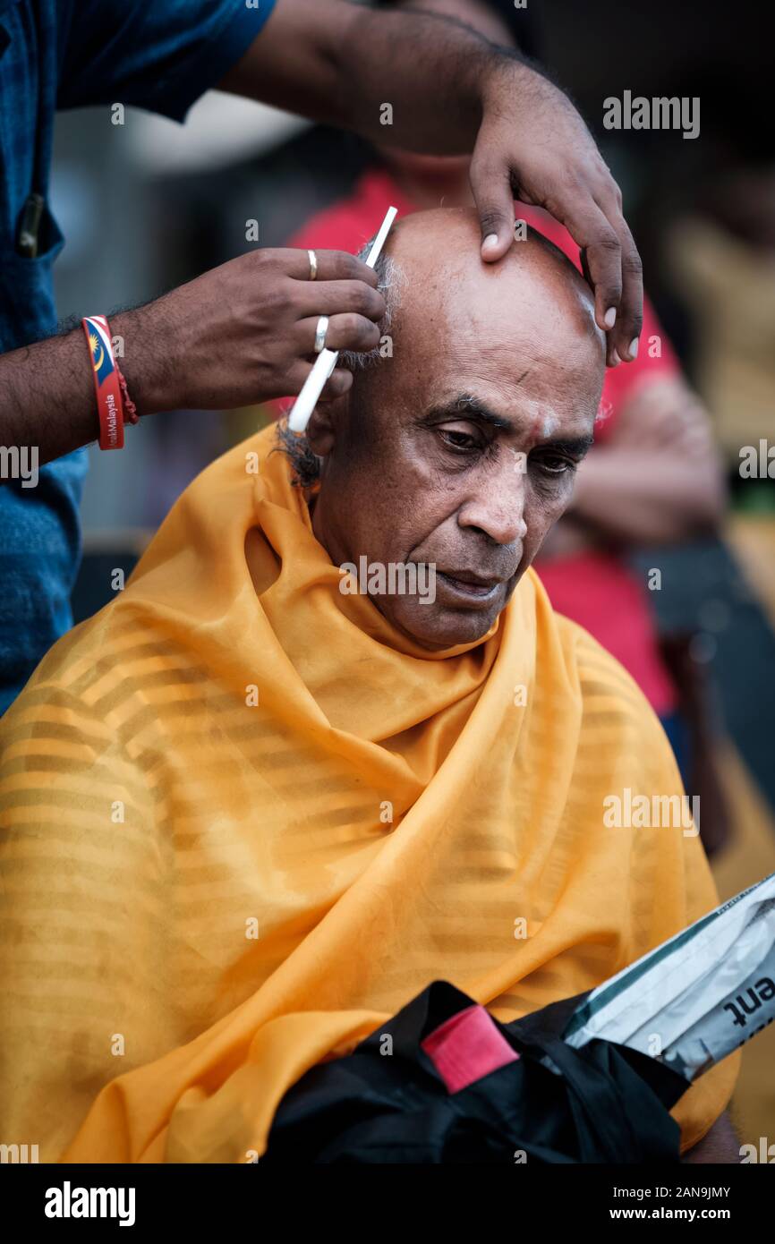 Grottes de Batu, la Malaisie - le 21 janvier 2019 : Close-up of men dévot se raser la tête ou tonsured rituel dans Thaipusam Festival. Banque D'Images