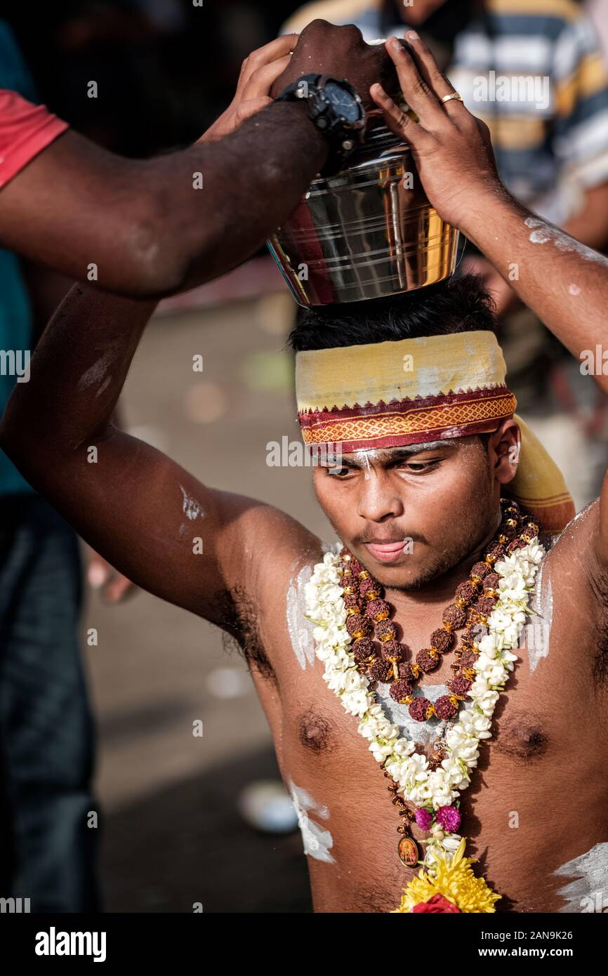 Grottes de Batu, la Malaisie - le 21 janvier 2019 : Close-up de l'homme fervent portant un pot de lait dans le Festival de Thaipusam. Banque D'Images