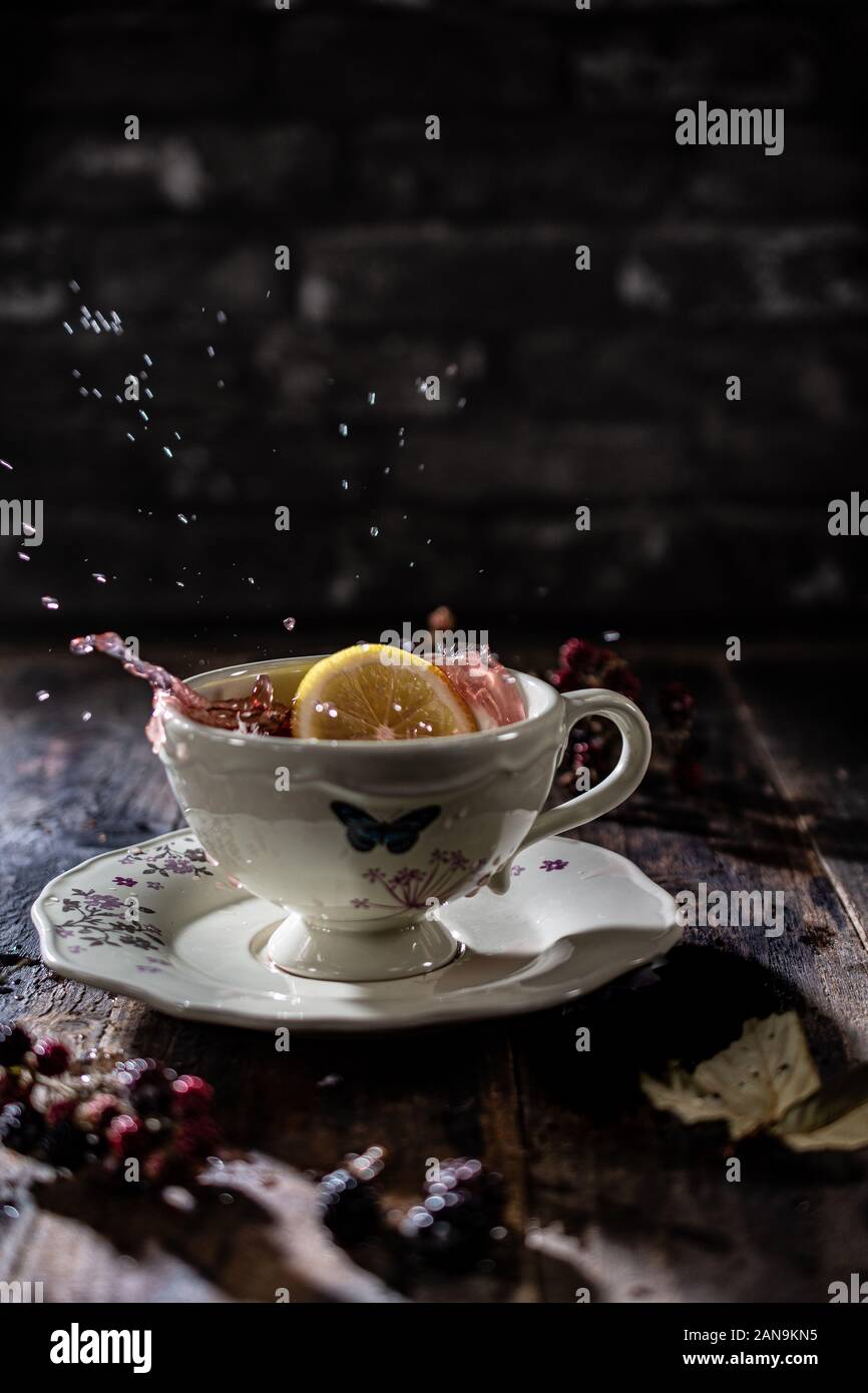 Le thé chaud avec du citron dans une tasse.aliments sains et boire.style Vintage Banque D'Images