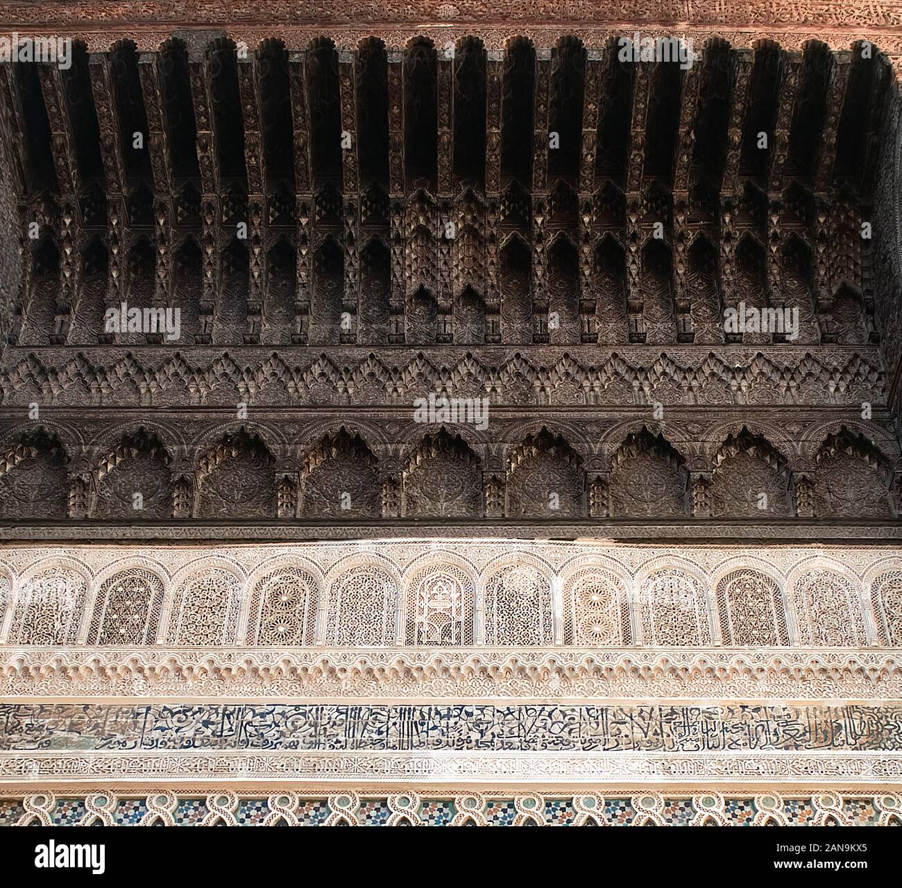 Fragment de boiseries complexes et à la conception islamique de la bibliothèque la plus ancienne du monde à Fes, Maroc Banque D'Images