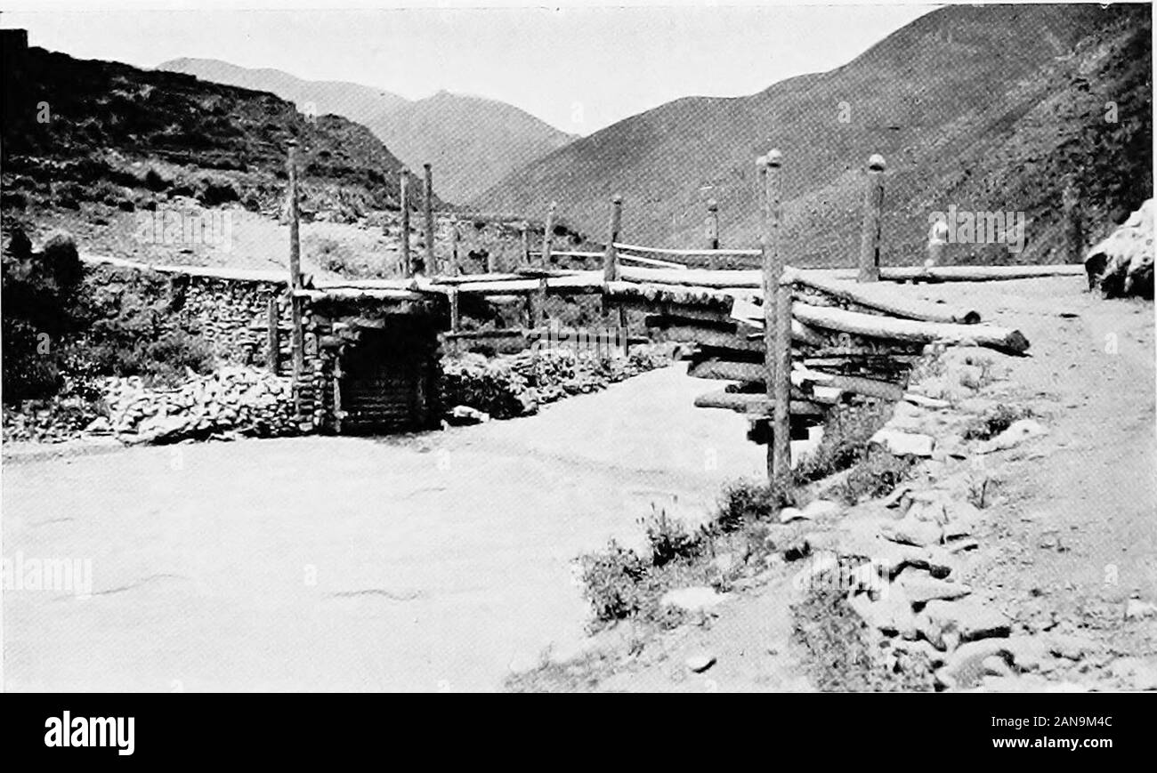 Voyages d'un agent consulaire à l'est du Tibet : avec une histoire des relations entre la Chine, le Tibet et l'Inde . Ponts CANTILEVER DANS L'EST DU TIBET(route principale de Lhassa, PRÈS DE DRAYA) Mauvais BOMED EN OPÉRATIONS ET ZAYUL, 191 j 31 avec sa gravité, laissant les autochtones de ce turbulentdistrict plus que jamais inconciliables à l'autorité chinoise. Il restait encore à cette époque un quartier appelé Sangen(qui signifie en tibétain Bad Lands, et transcrit par theChinese comme Sangai), qui n'avait pas encore été repris par les Chinois. Cette région était composée de près d'inaccessiblevalleys vidange Banque D'Images