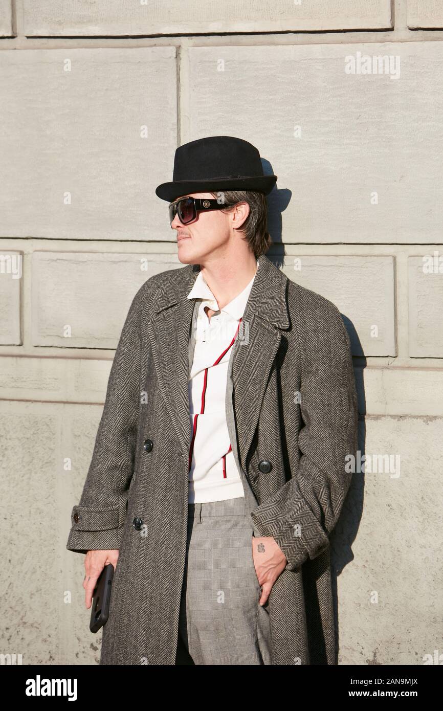 MILAN, ITALIE - 12 janvier 2019 : l'homme avec manteau gris et noir hat avant de Salvatore Ferragamo fashion show, Milan Fashion Week street style ? Banque D'Images