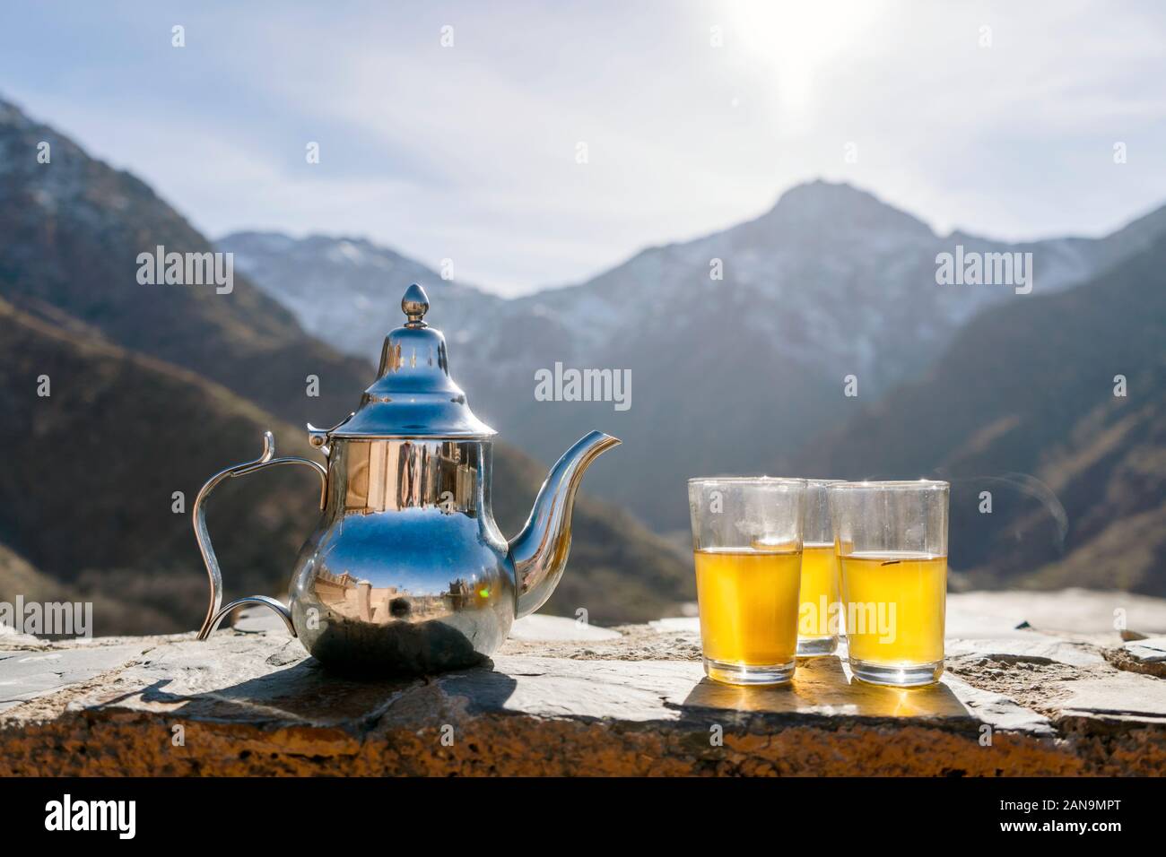 Célèbre thé à la menthe marocain et l'argent électrique dans les montagnes du Haut Atlas, Aroumd Banque D'Images