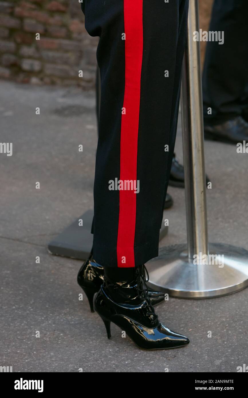 MILAN, ITALIE - 12 janvier 2019 : Femme avec talons hauts chaussures  brillantes et d'un pantalon noir avec une bande rouge avant de Salvatore  Ferragamo fashion show, Milan Fa Photo Stock - Alamy