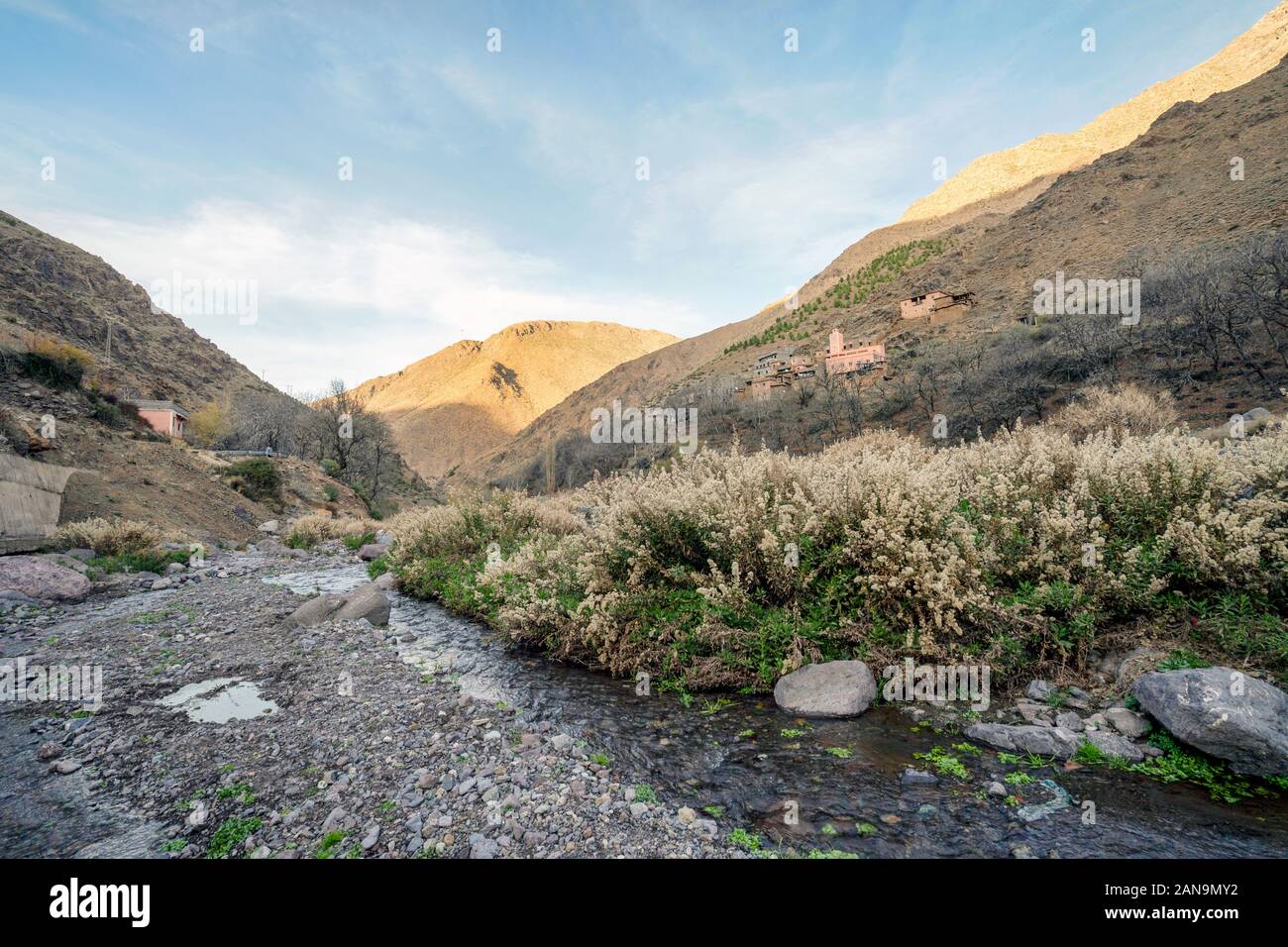 Petit village berbère, situé en hauteur dans les montagnes de l'Atlas, Maroc Banque D'Images