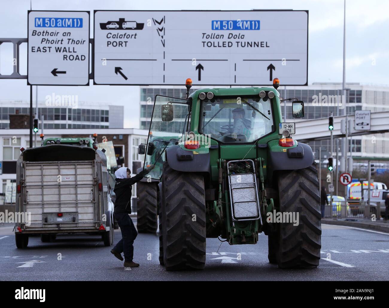 Les tracteurs font leur chemin vers le passé le port de Dublin Port Tunnel comme une manifestation d'agriculteurs sur les prix qu'ils obtiennent pour leurs produits se poursuit. Banque D'Images