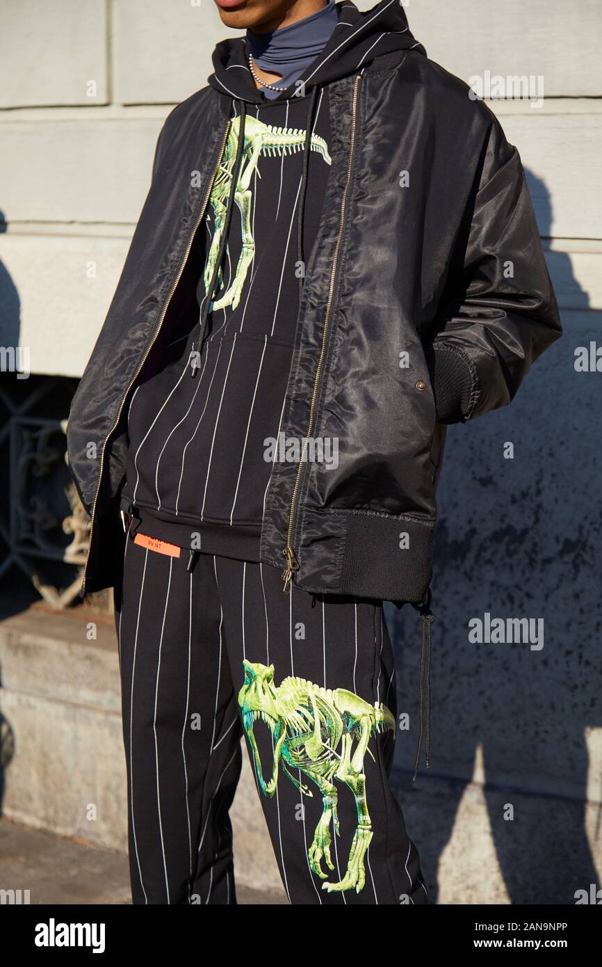 MILAN, ITALIE - 12 janvier 2019 : Man with pinstripe pantalon et squelette de dinosaure vert avant la conception de Salvatore Ferragamo fashion show, la Mode Milan Banque D'Images