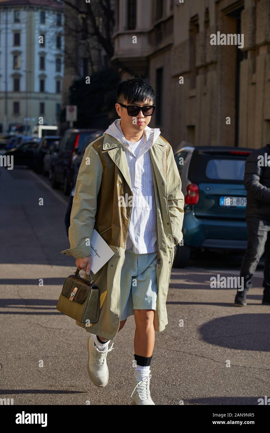 MILAN, ITALIE - 12 janvier 2019 : l'homme avec des bottes blanches et beige  coat avant de Salvatore Ferragamo fashion show, Milan Fashion Week street  style Photo Stock - Alamy