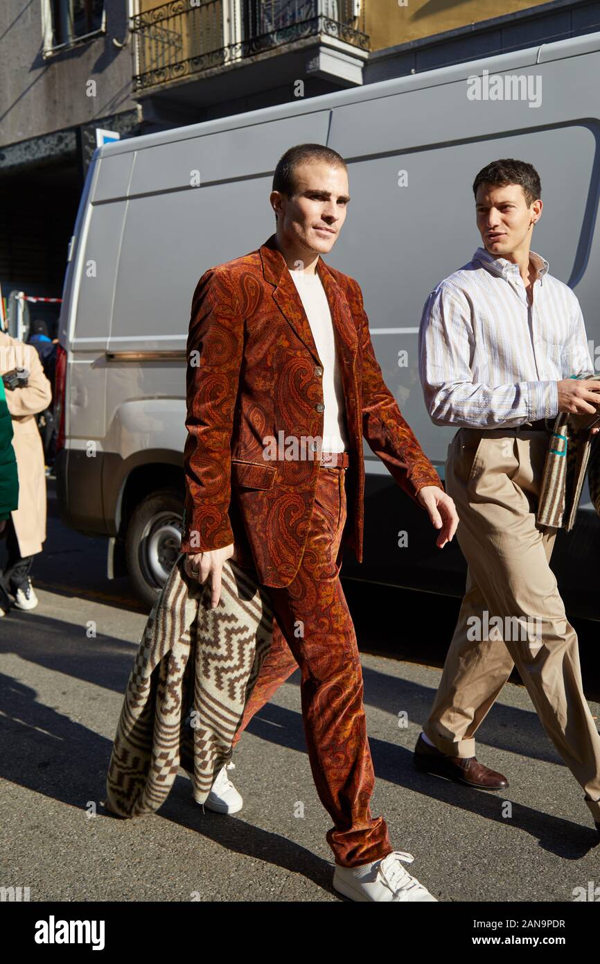 MILAN, ITALIE - 12 janvier 2019 : Carlo Sestini avec veste et pantalon de velours marron avec paisley design avant de fashion show, Etro Milan Fashion Week Banque D'Images