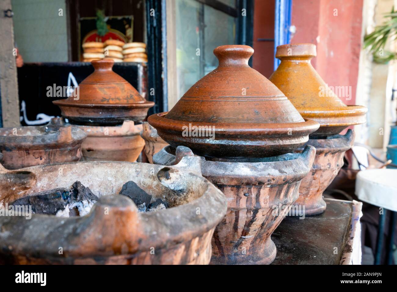 Tajine marocain délicieux préparés et servis dans des pots d'argile, Marrakech Banque D'Images