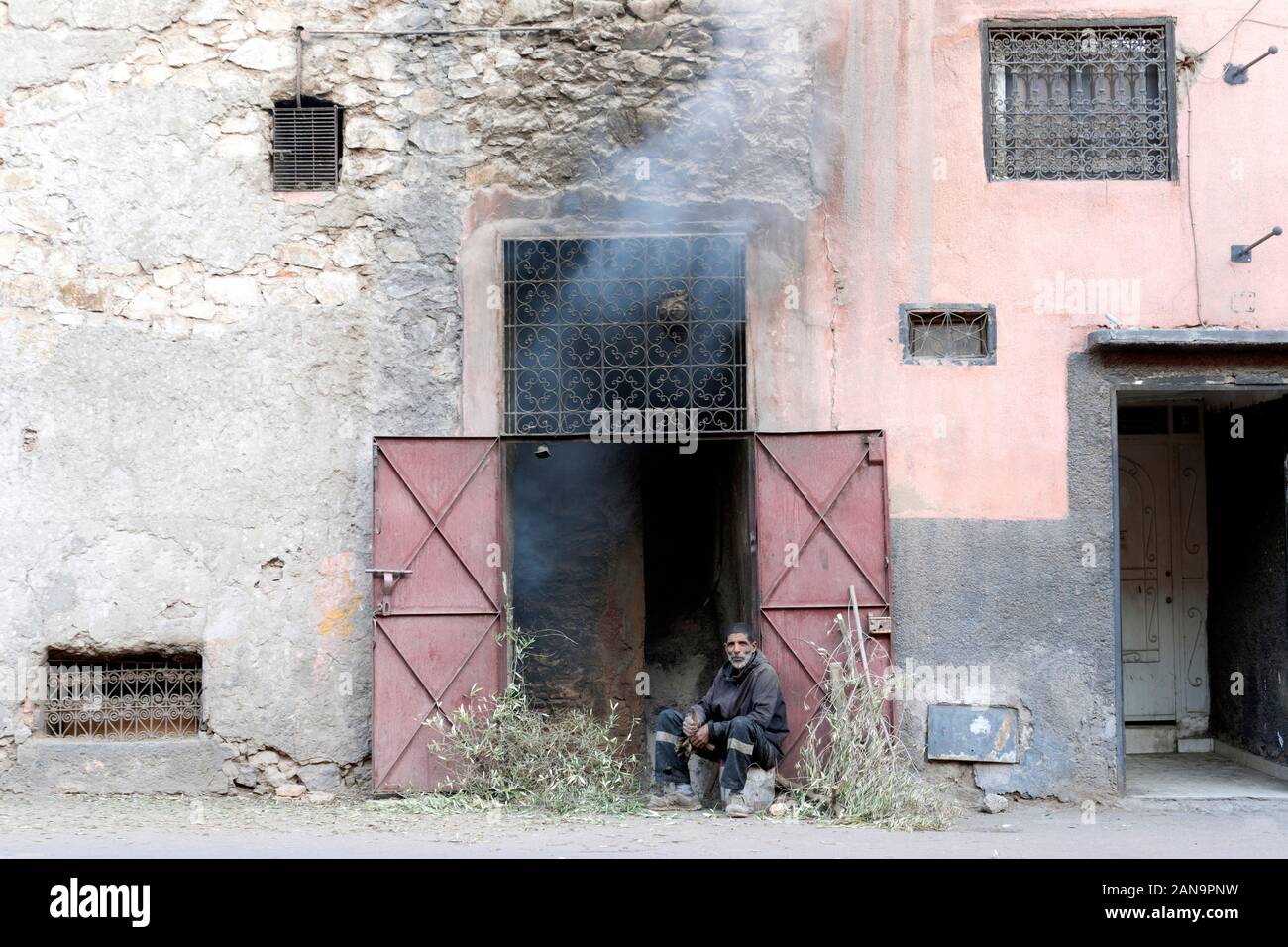 Marrakech, Maroc - le 7 janvier 2020 : l'homme produisant du charbon dans la chambre de la vieille ville Banque D'Images