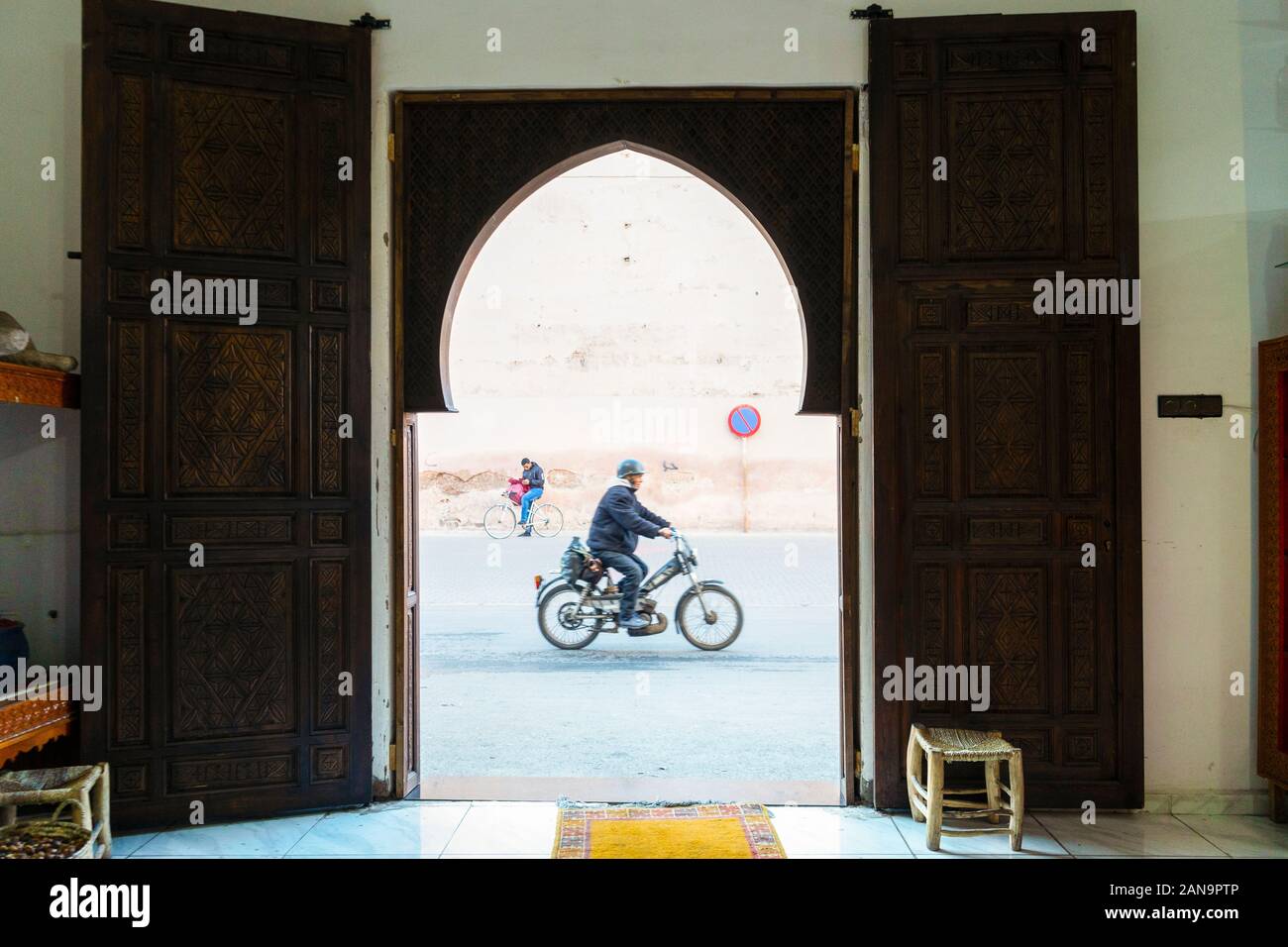 Motorbiker sur la rue de Marrakech capture via l'arabe gate Banque D'Images