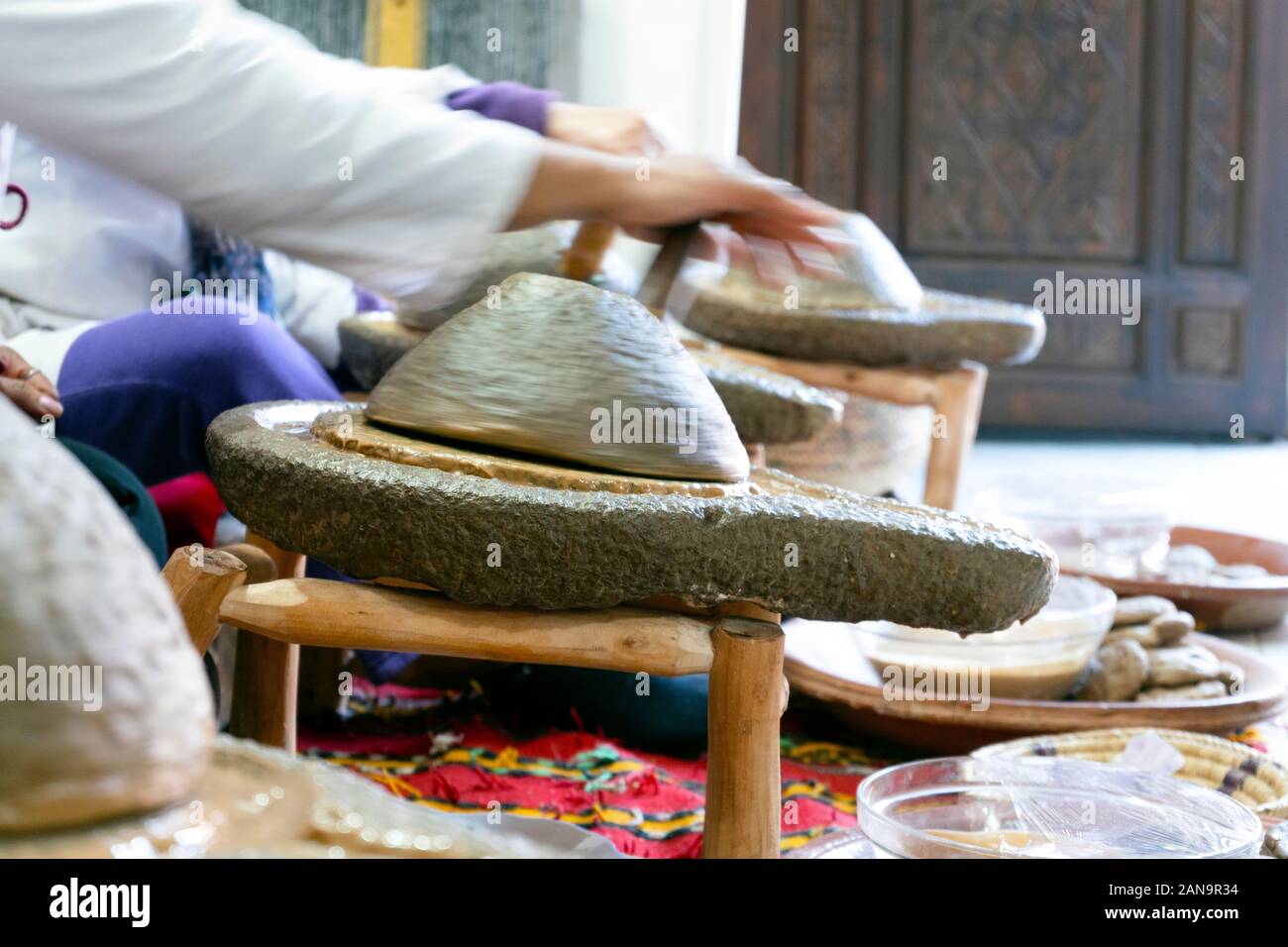 La production traditionnelle d'huile d'argan à Marrakech, Maroc Banque D'Images