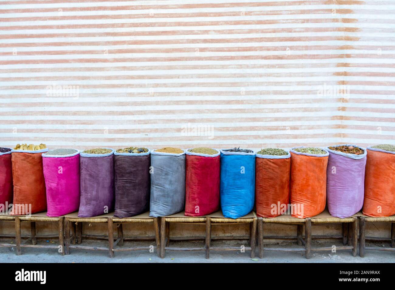 Variété d'épices dans des sacs colorés sur le marché arabe à Marrakech, Maroc, Afrique du Nord Banque D'Images