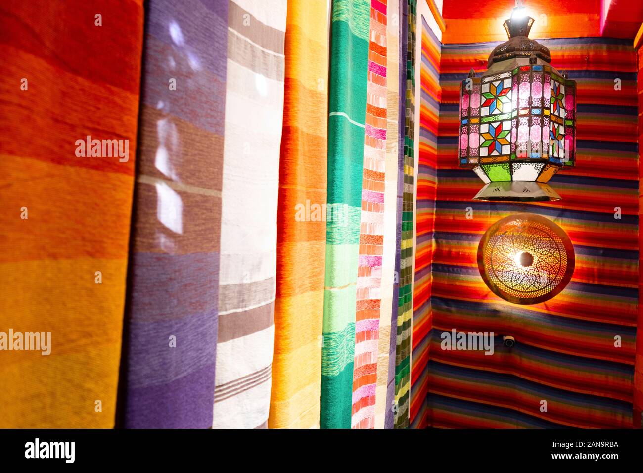 Tapis Berbères et Arabes lampe dans Marrakech, Maroc Banque D'Images Tapis Berbères et Arabes lampe dans Marrakech, Maroc Banque D'Images