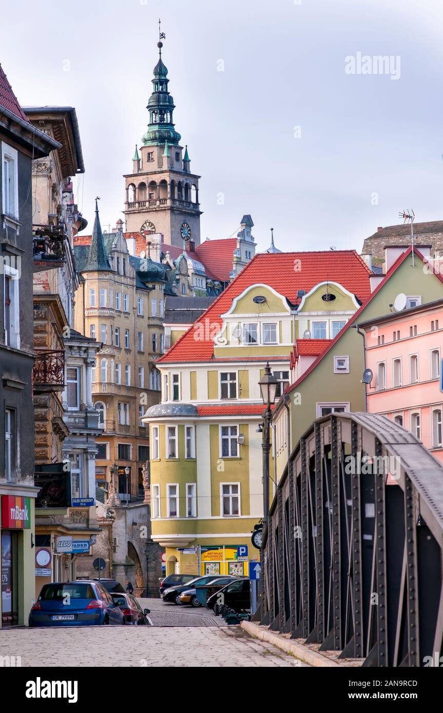 Pont de fer (pont de cheval) à Klodzko avec paysage urbain à l'arrière. Klodzko, Pologne Banque D'Images