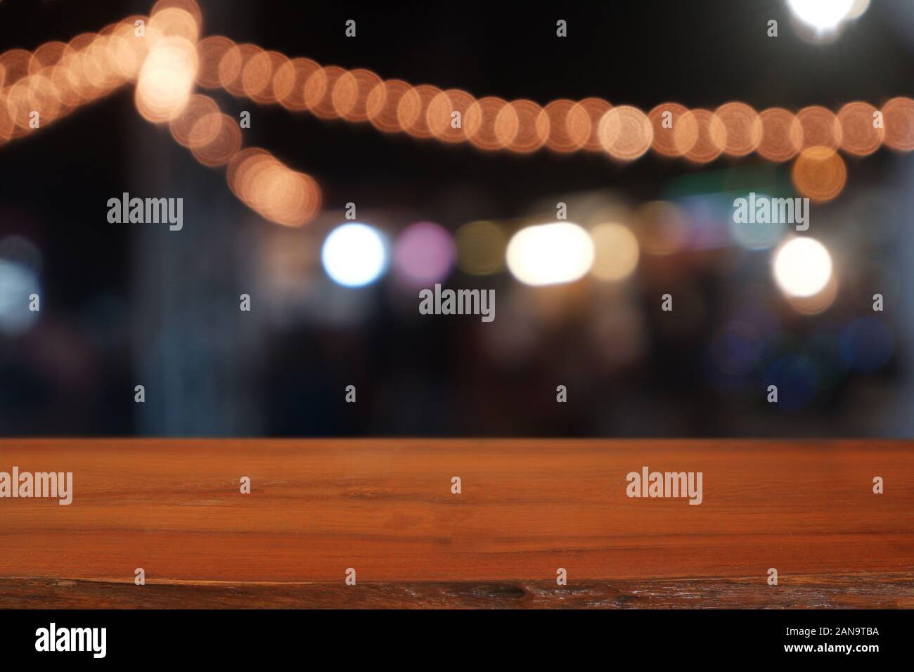 Table en bois vides en face de lumière nuit brouillée résumé dans un café, un restaurant. Montage de l'affichage des produits ou le design visuel clé mise en page - Droit Banque D'Images Table en bois vides en face de lumière nuit brouillée résumé dans un café, un restaurant. Montage de l'affichage des produits ou le design visuel clé mise en page - Droit Banque D'Images