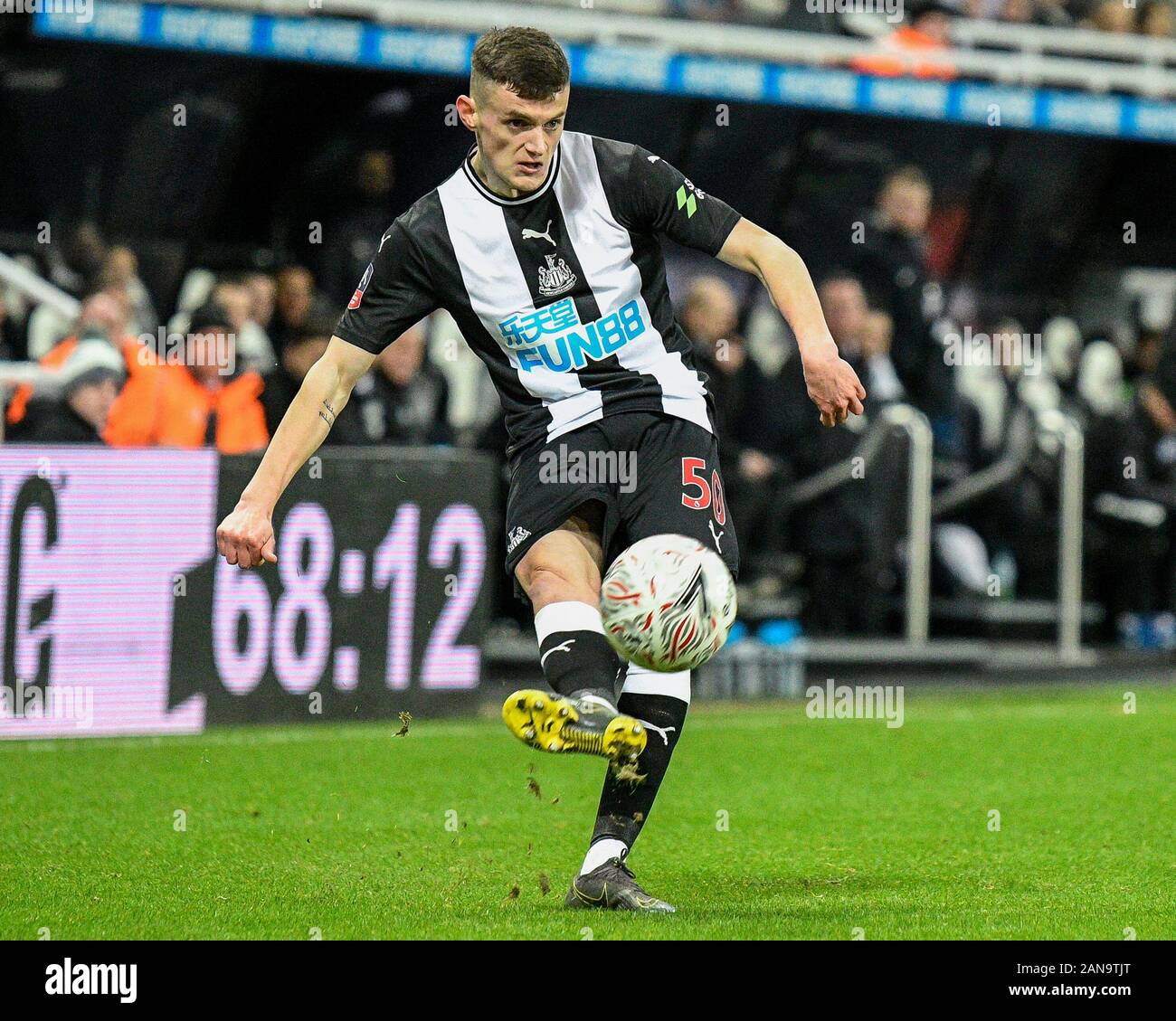 14 janvier 2020, St James's Park, Newcastle, Angleterre ; unis en FA Cup, Newcastle United v Rochdale : Tom Allan (50) de Newcastle United en action Crédit : Iam brûler/News Images Banque D'Images