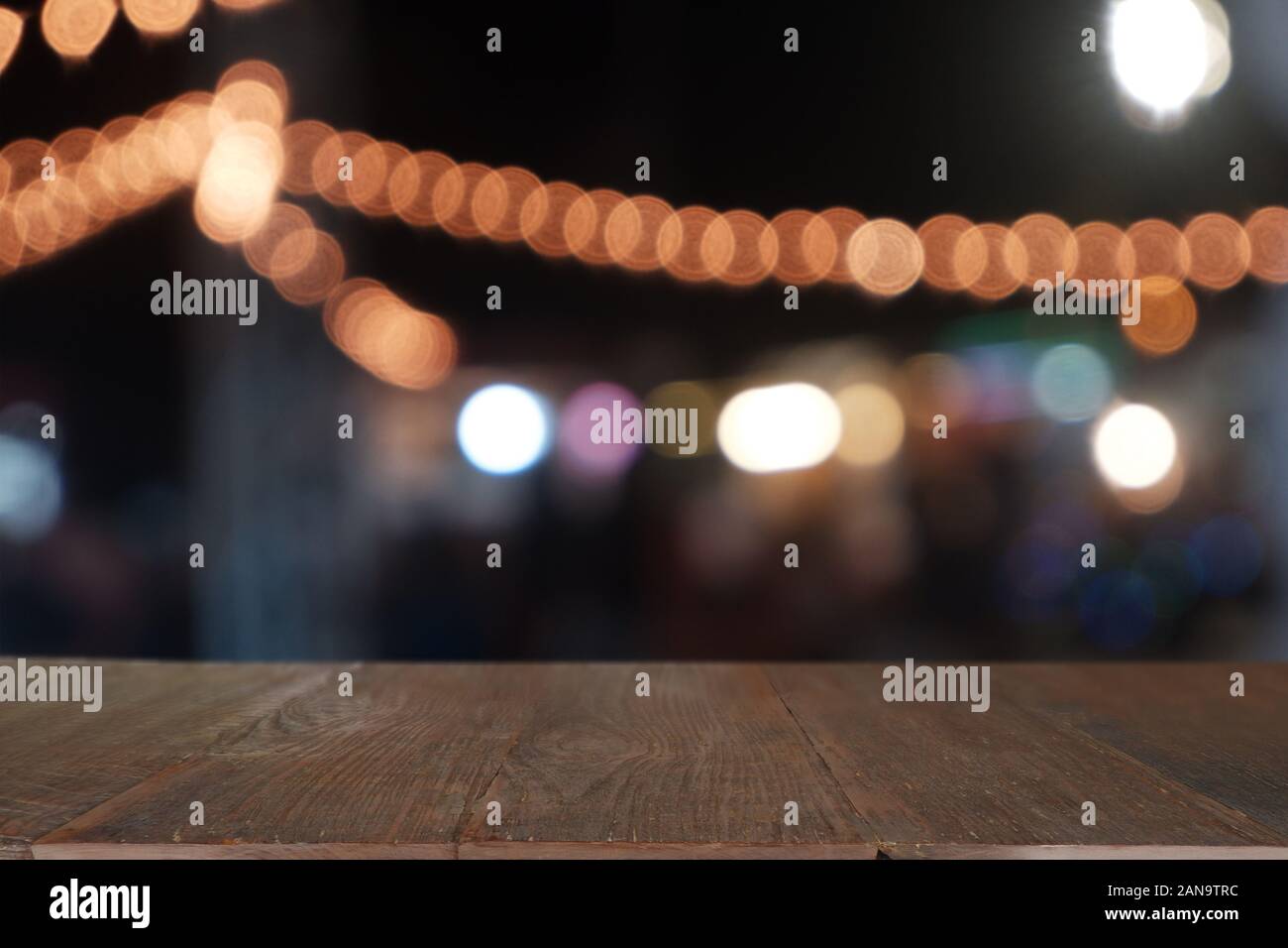 Table en bois vides en face de lumière nuit brouillée résumé dans un café, un restaurant. Montage de l'affichage des produits ou le design visuel clé mise en page - Droit Banque D'Images Table en bois vides en face de lumière nuit brouillée résumé dans un café, un restaurant. Montage de l'affichage des produits ou le design visuel clé mise en page - Droit Banque D'Images