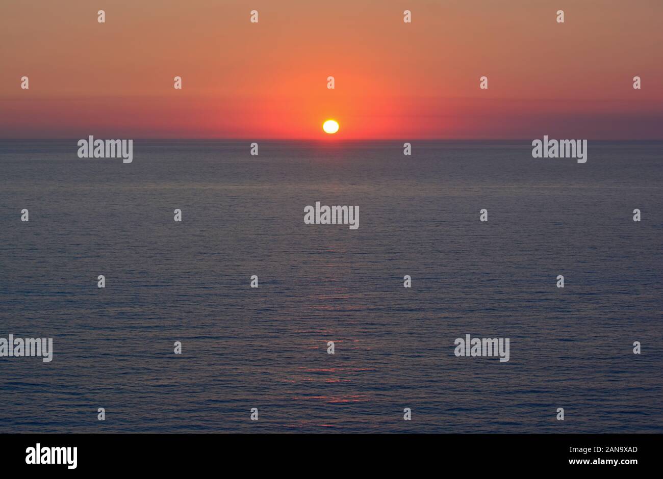 Coucher de soleil sur la mer rouge, la combustion de ciel clair, bleu foncé et l'horizon de surface de la mer Banque D'Images