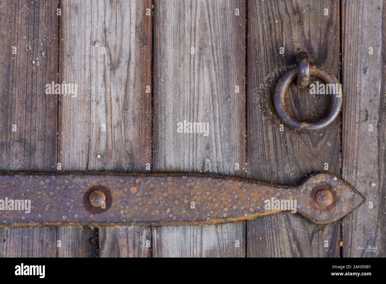 Une photo de la tempête / abri souterrain porte en bois de la cave et de la poignée. Il est situé en face de la première Missouri State Capitol building. Banque D'Images
