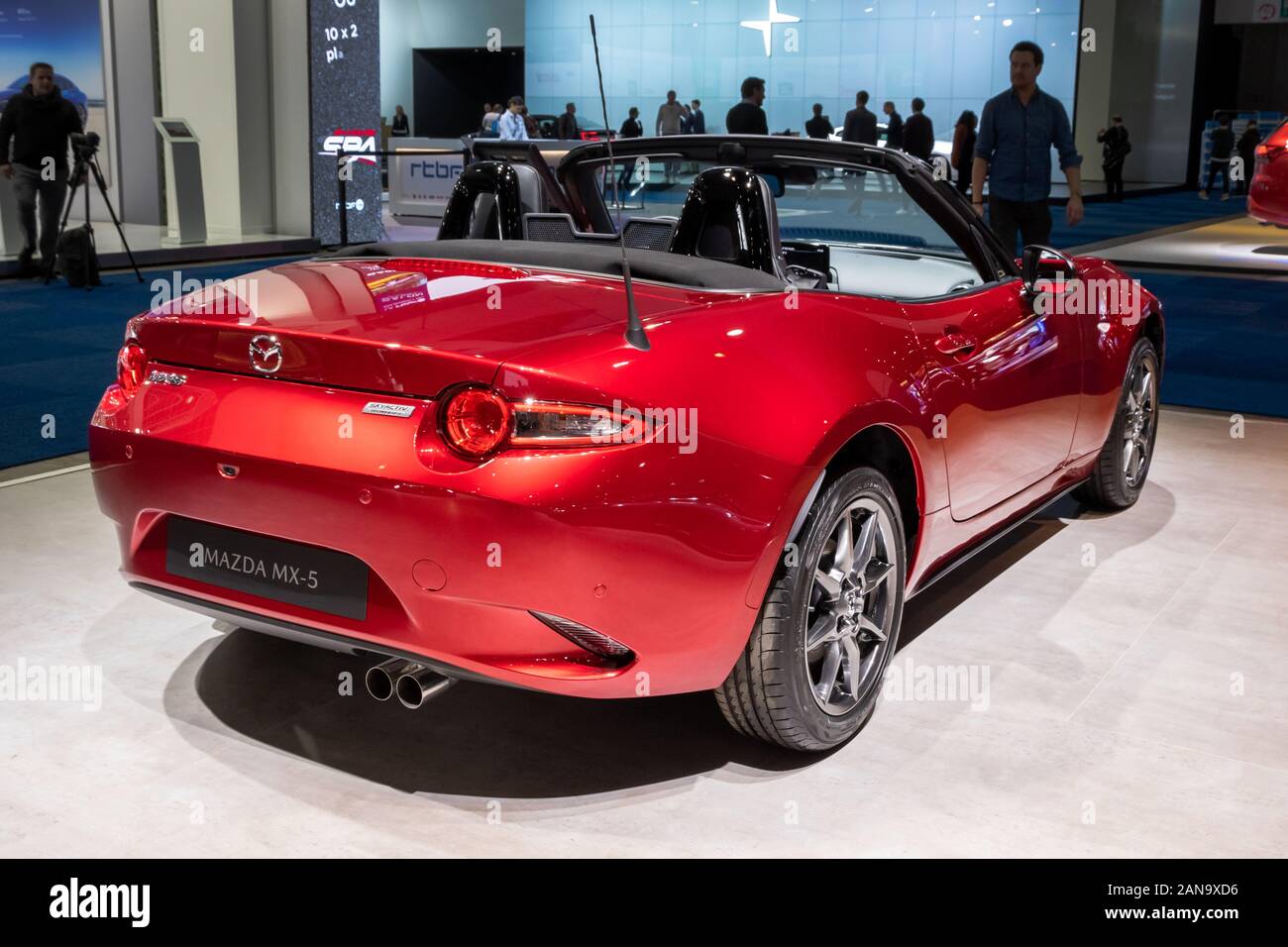 Bruxelles - JAN 9, 2020 : nouvelle Mazda MX-5 2020 soft top sports car présenté à l'Autosalon 2020 Bruxelles Salon de l'automobile. Banque D'Images