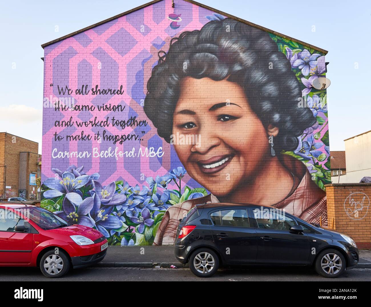 Fresque de Carmen Beckford sur le mur d'extrémité d'une rangée de maisons en terrasse sur le sentier des sept Saints de St Pauls dans le centre de Bristol Royaume-Uni Banque D'Images