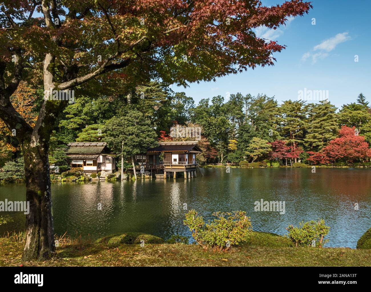 Thé maison sur le lac aux jardins Kenrokuen à Kanazawa, Japon Banque D'Images