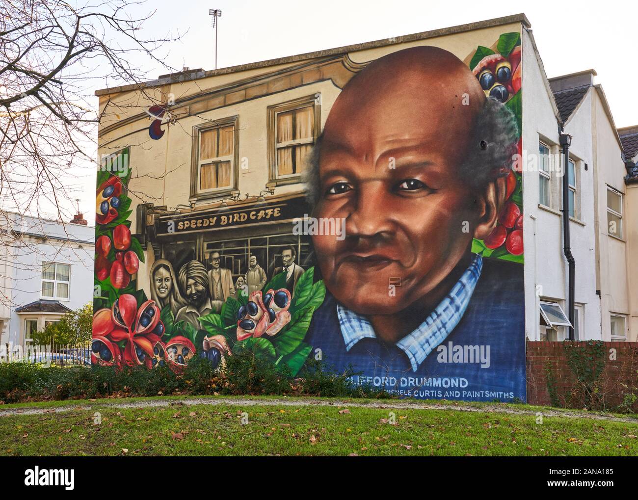 Fresque de Clifford Drummond sur le mur d'extrémité d'une rangée de maisons en terrasse sur le sentier des sept Saints de St Pauls dans le centre de Bristol Royaume-Uni Banque D'Images