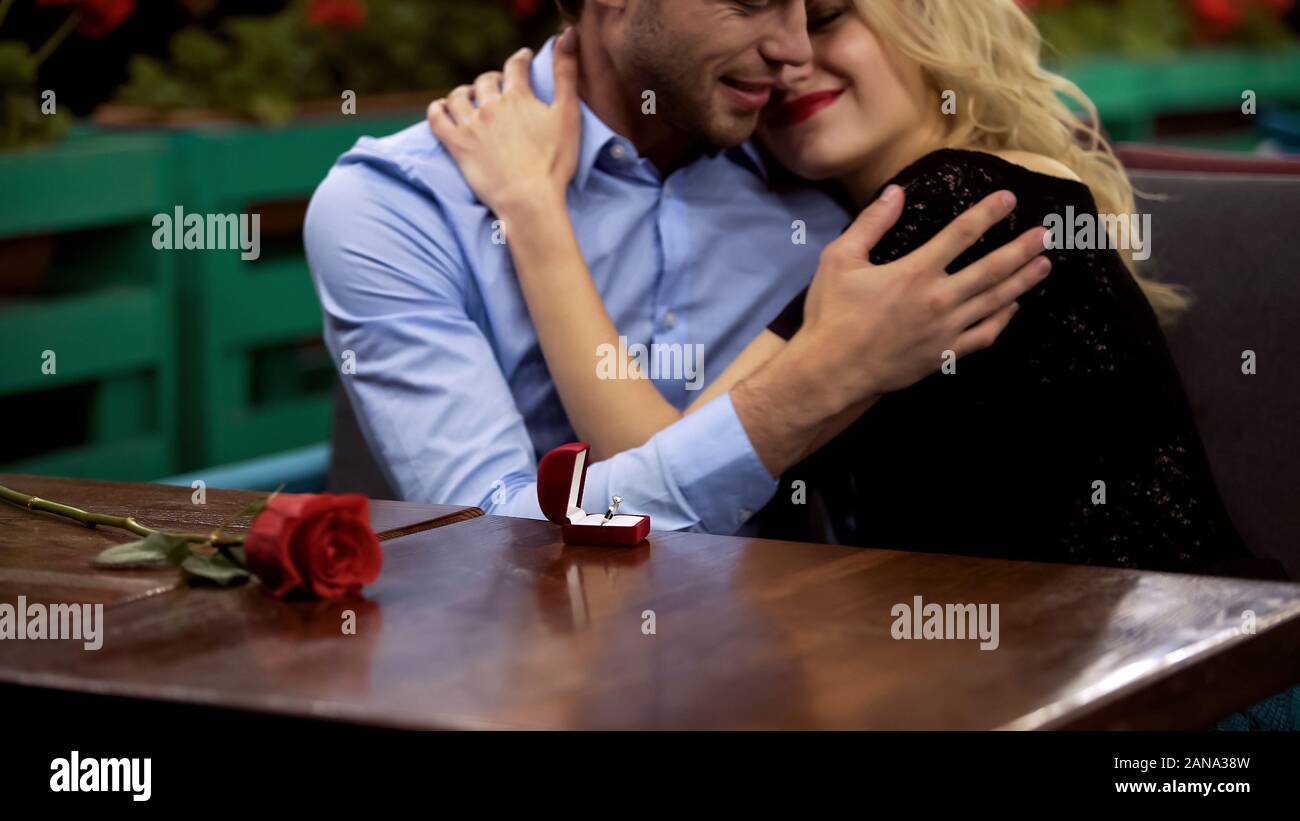 Girl admiring et joyeusement faire place au futur mari après avoir vu à l'occasion de fiançailles Banque D'Images