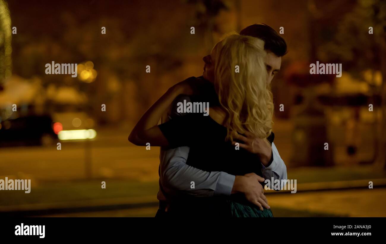 Man hugging sa belle copine blonde avec tout l'amour, rencontre tant attendue Banque D'Images