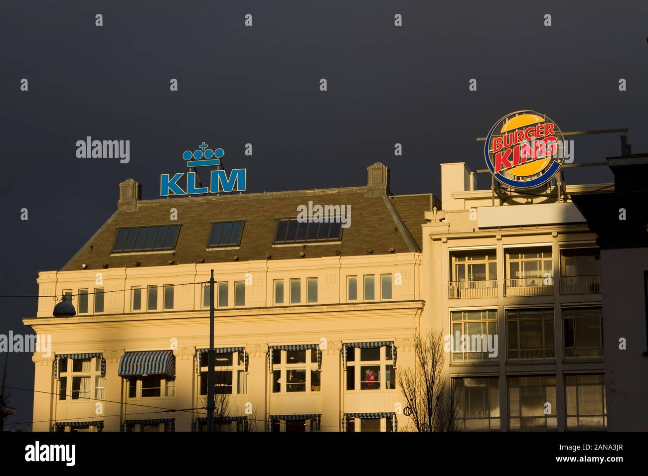 Panneaux d'affichage de KLM et Burger King avec un ciel sombre, Amsterdam Banque D'Images